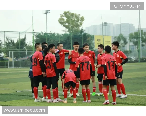 足球明星合照精彩瞬间集锦视频分享让你领略球场魅力与友谊的完美结合